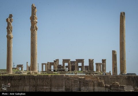 گردشگران در مجموعه جهانی تخت جمشید