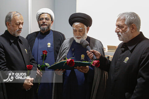 عکس | تصاویری از حضور خدام حرم مطهر رضوی در منزل پدری رهبر شهید انقلاب