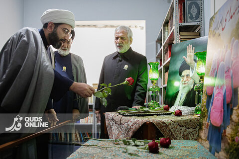 عکس | تصاویری از حضور خدام حرم مطهر رضوی در منزل پدری رهبر شهید انقلاب