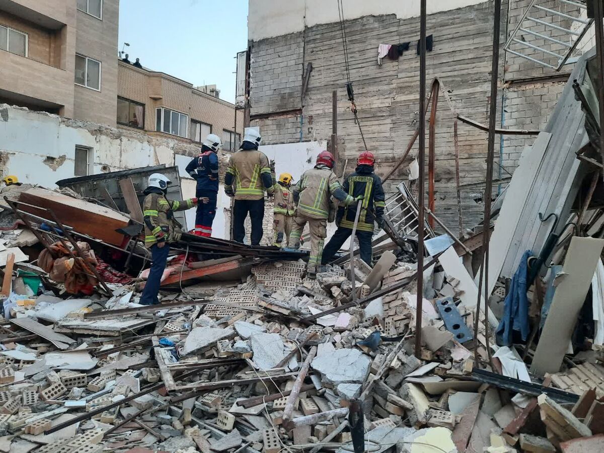 نجات ۴ نفر از ۶ محبوس در حادثه ریزش آوار ساختمانی در وکیل‌آباد