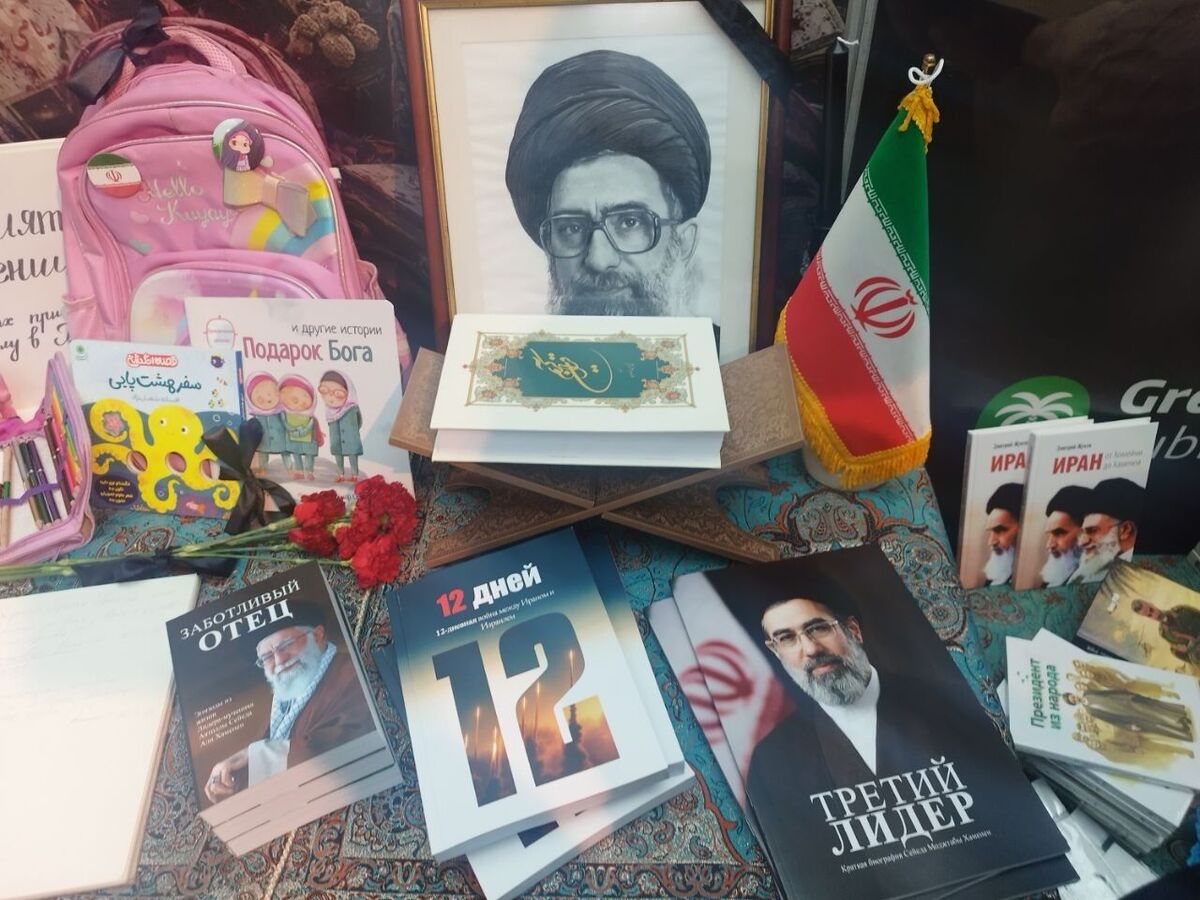 رونمایی از کتاب «پدر دلسوز» و زندگینامه سومین رهبر انقلاب در نمایشگاه کتاب مسکو