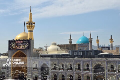 گزارش تصویری | نصب کتیبه‌های ویژه شهادت امام جعفر صادق علیه‌السلام در حرم رضوی