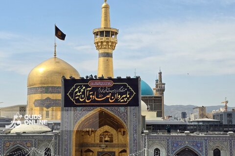 گزارش تصویری | نصب کتیبه‌های ویژه شهادت امام جعفر صادق علیه‌السلام در حرم رضوی