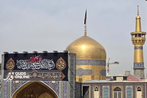 گزارش تصویری | نصب کتیبه‌های ویژه شهادت امام جعفر صادق علیه‌السلام در حرم رضوی