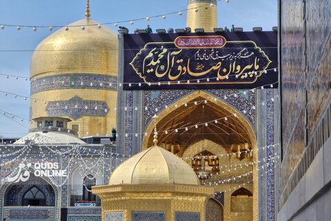 گزارش تصویری | نصب کتیبه‌های ویژه شهادت امام جعفر صادق علیه‌السلام در حرم رضوی