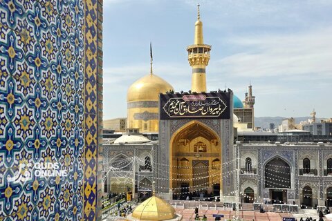 گزارش تصویری | نصب کتیبه‌های ویژه شهادت امام جعفر صادق علیه‌السلام در حرم رضوی