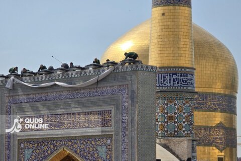 گزارش تصویری | نصب کتیبه‌های ویژه شهادت امام جعفر صادق علیه‌السلام در حرم رضوی