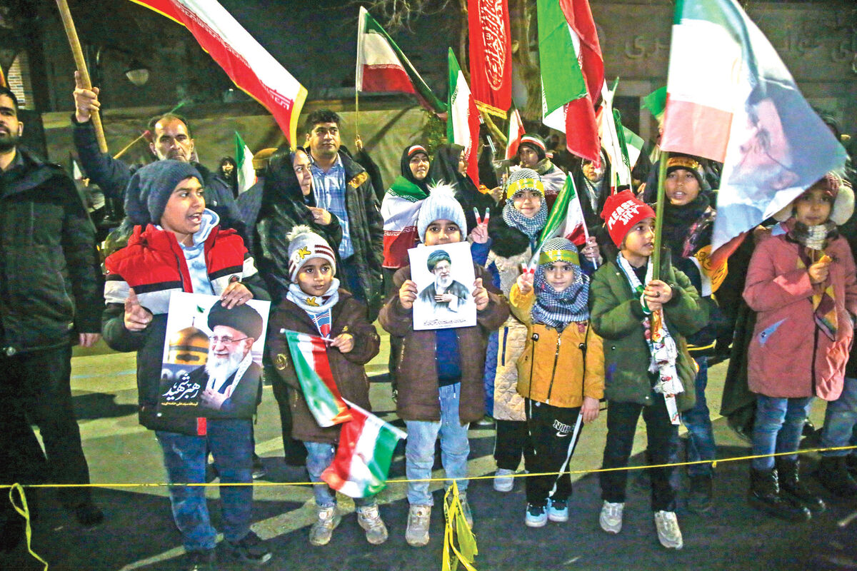 خیابان‌هایی که با حضور کودکان و نوجوانان، این شب‌ها تبدیل به مدرسه شده‌اند/ مشق حضور در خیابان و میدان‌داری