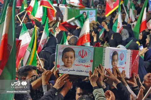 وداع شیرازی ها با پیکر خانواده شهید در قرار شبانه ۴۳