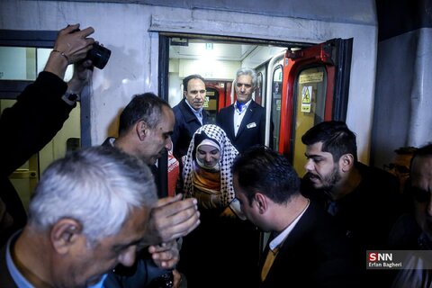 استقبال از «مهدیه اسفندیاری» در راه آهن تهران