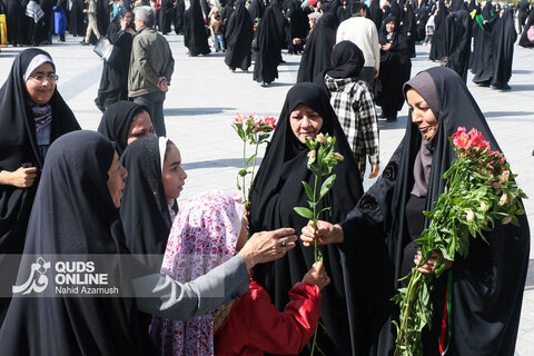 گزارش تصویری | گلباران حرم مطهر رضوی در سالروز ولادت حضرت معصومه (س)