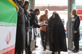 آیین استقبال خدام بارگاه منور رضوی از زائران در ایستگاه راه‌آهن مشهد