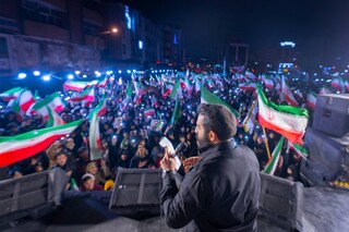 فیلم | حسین طاهری در میدان انقلاب در کنار جانباز جنگ رمضان