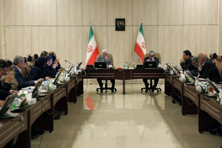 انتقاد عارف از رفتار متناقض طرف‌های مذاکره؛ مواضعشان کودکانه و متغیر است