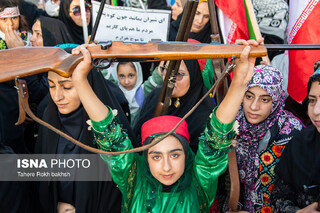 عکس | تصویری از تفنگ برنو در دستان دختر قشقایی
