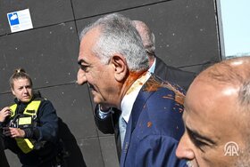 حاشیه‌های نشست خبری رضا پهلوی در برلین؛ از پرتاب سس تا واکنش تند خبرنگاران آلمانی
