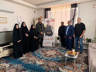 دیدار احسان حدادی با خانواده شهدای ناو دنا در مشهد