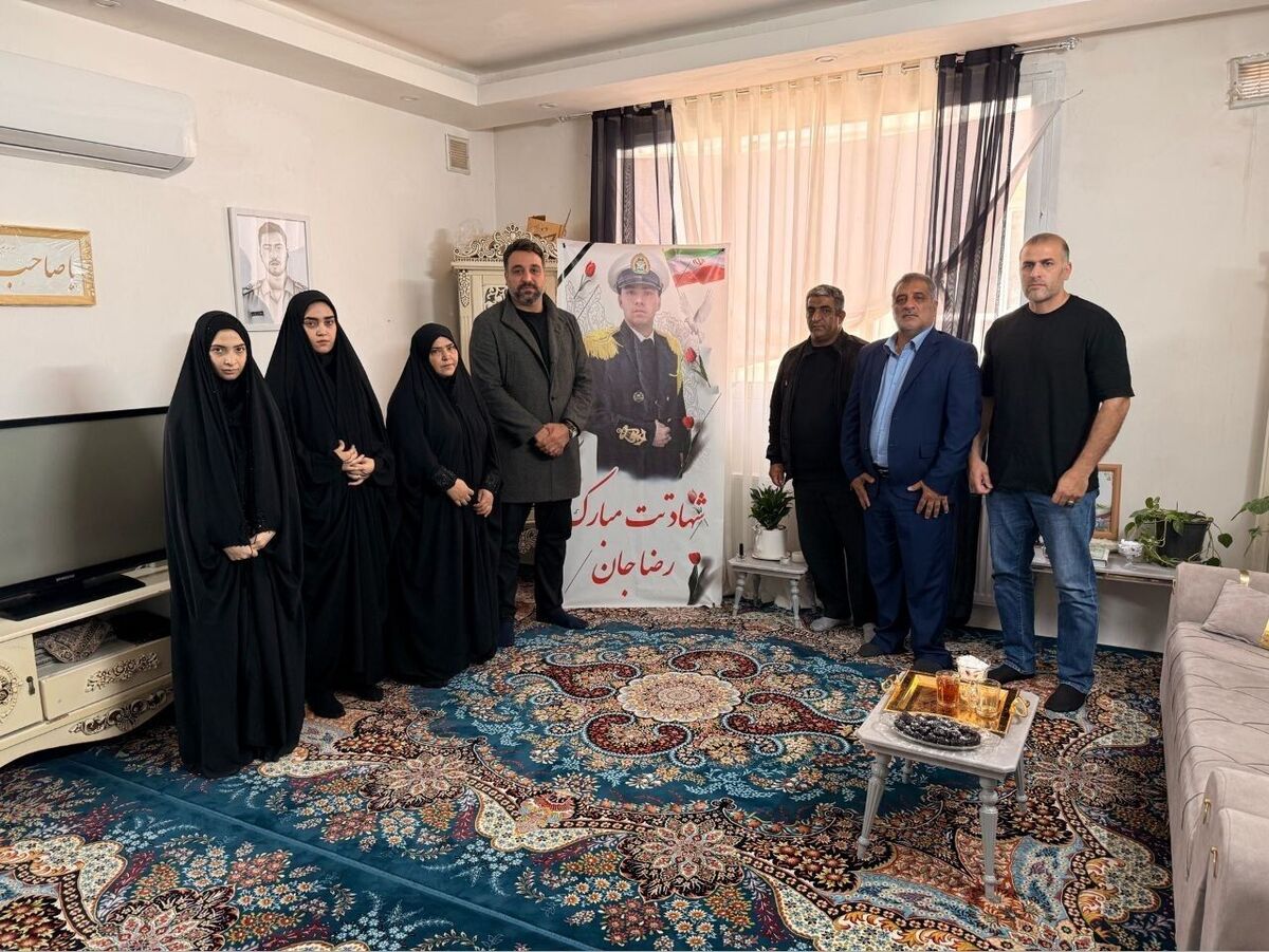 دیدار احسان حدادی با خانواده شهدای ناو دنا در مشهد