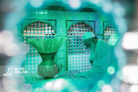 غبارروبی ضریح مطهر حضرت رضا علیه‌السلام در دهه کرامت