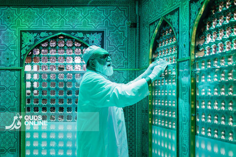 غبارروبی ضریح مطهر حضرت رضا علیه‌السلام در دهه کرامت