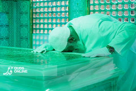 غبارروبی ضریح مطهر حضرت رضا علیه‌السلام در دهه کرامت