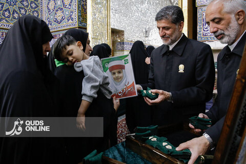 غبارروبی ضریح مطهر حضرت رضا علیه‌السلام در دهه کرامت