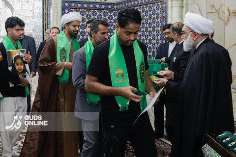 غبارروبی ضریح مطهر حضرت رضا علیه‌السلام در دهه کرامت