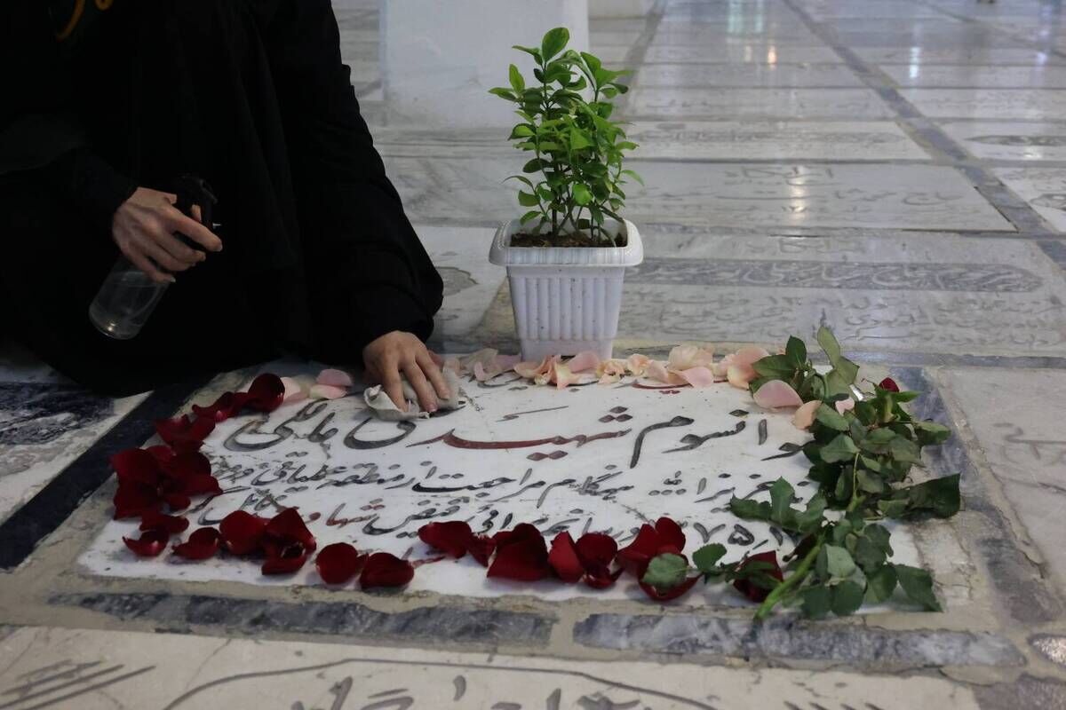 برگزاری مراسم غبارروبی قبور مطهر شهدای مدفون در حرم رضوی