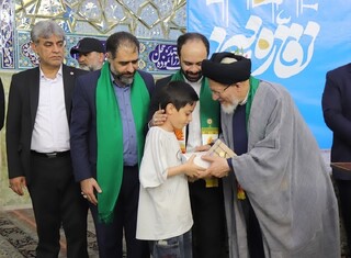 آستان قدس رضوی ۸۰ دستگاه سمعک به دانش‌آموزان احسان‌پذیر در قم اهدا کرد