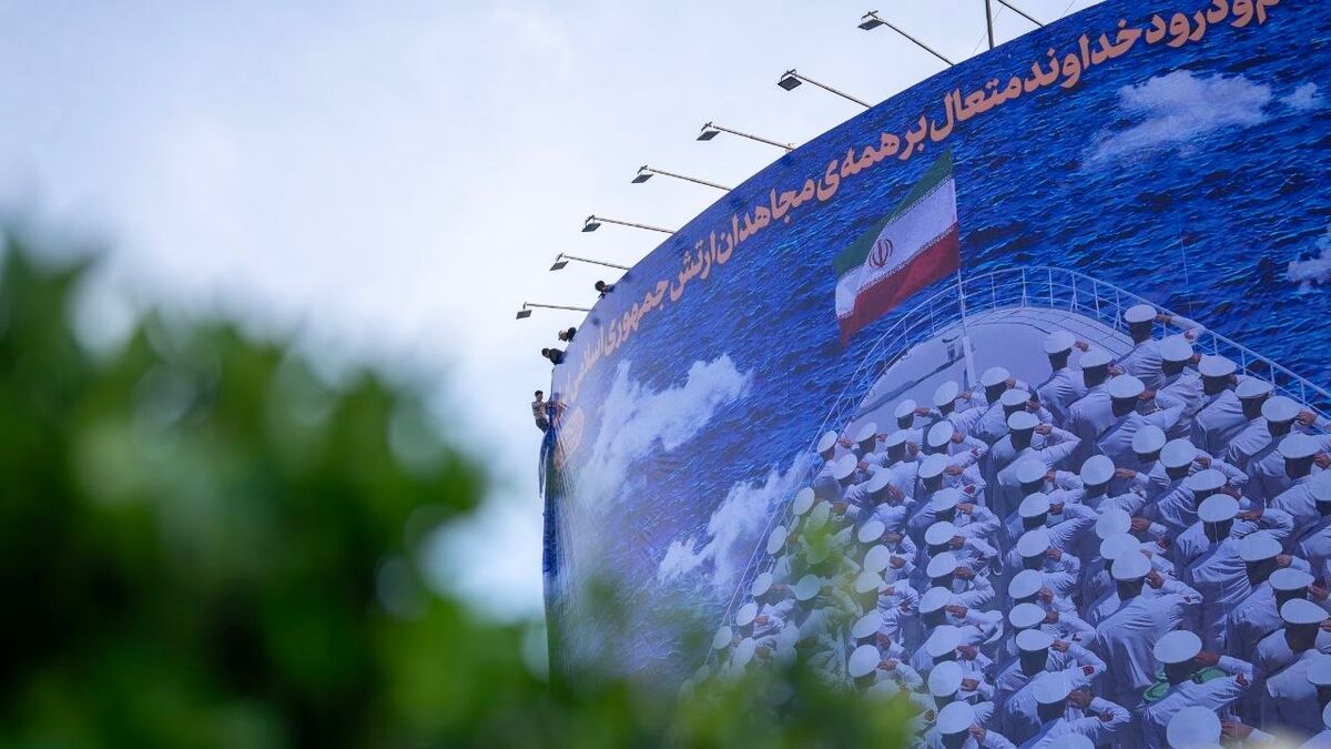 رونمایی از دیوارنگاره «به یادِ دریادلان دنا» در میدان راه‌آهن تهران