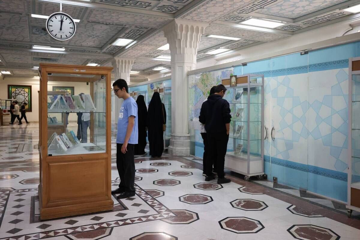 برپایی نمایشگاه کتاب در آینه کرامت در کتابخانه حرم رضوی