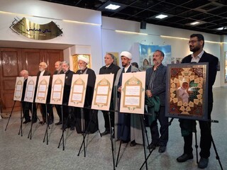 ۷ مرقومه رهبر شهید در غبارروبی‌های مضجع منور رضوی رونمایی شد