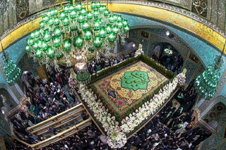 میزبانی خادمان بارگاه رضوی از زائران در شب میلاد امام رضا (ع)