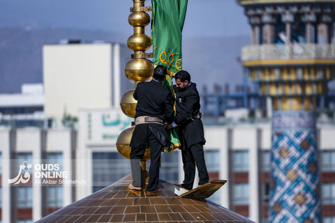 مراسم تعویض پرچم گنبد حرم مطهر امام رضا علیه السلام