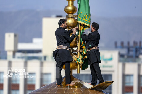 مراسم تعویض پرچم گنبد حرم مطهر امام رضا علیه السلام