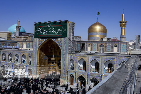 مراسم تعویض پرچم گنبد حرم مطهر امام رضا علیه السلام