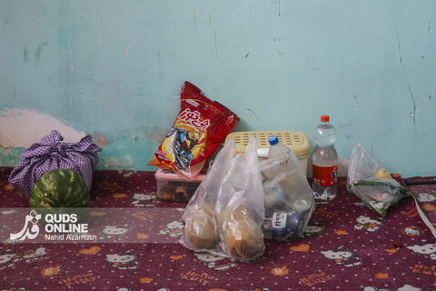  گزارش تصویری | آقای محمد حسین زاده منزل خود را به صورت رایگان در اختیار خانواده‌ای از کرمان برای اسکان قرار داده است .