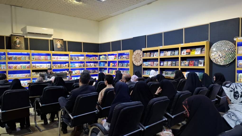رسالت ادبیات متعهد، بازتاب مسائل زمانه و اتفاقات جامعه است