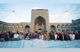 شکوه حماسه حضور در صحن انقلاب با پرچم بزرگ ایران امام رضا (ع)