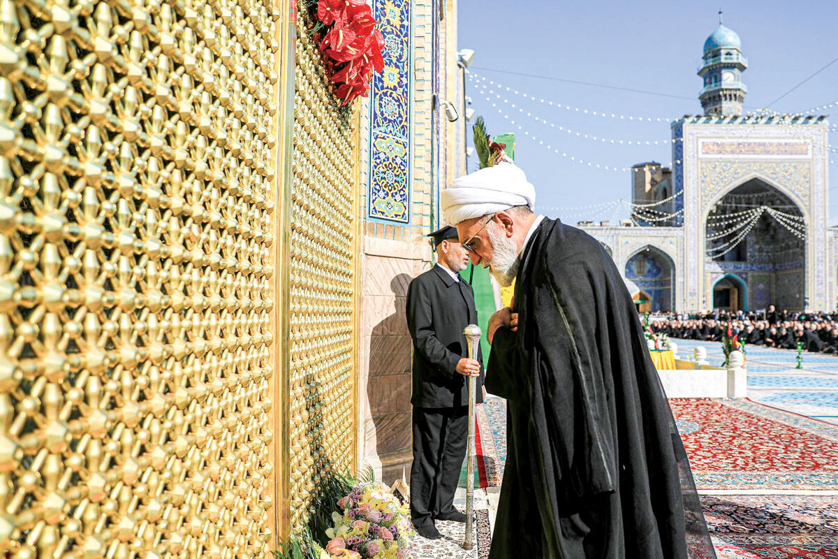 با حضور تولیت آستان قدس رضوی برگزار شد؛ آیین تعویض پرچم گنبد و پوش ضریح مطهر رضوی