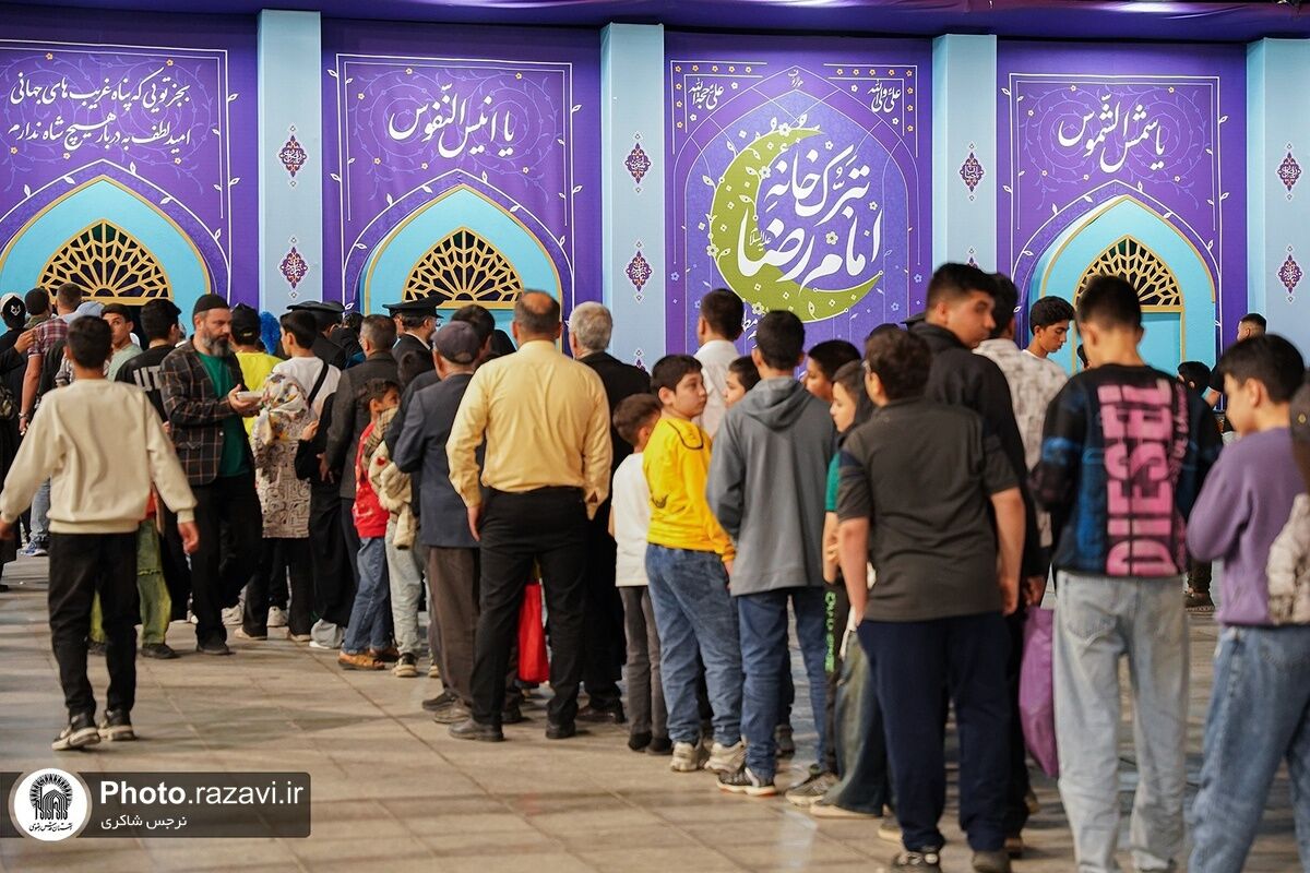 پذیرایی از زائران با ۲۵۰ هزار شیرینی و شربت در تبرک خانه حضرت رضا (ع)