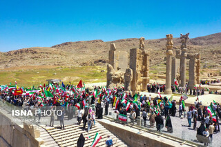 عکس | تصاویری از بزرگداشت سالگرد سفر رهبر شهید انقلاب به استان فارس در تخت جمشید