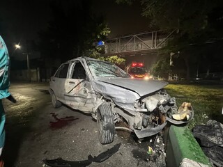 نجات راننده جوان از خودروی متلاشی‌شده