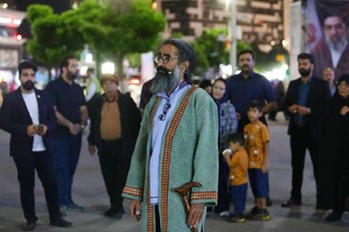 زائران رضوی به تماشای تئاتر خیابانی "در هوای حرم بمان" نشستند