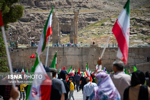 عکس | تصاویری از بزرگداشت سالگرد سفر رهبر شهید انقلاب به استان فارس در تخت جمشید