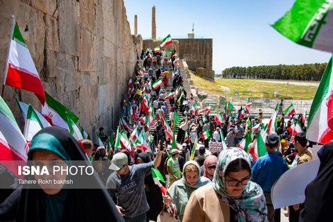 عکس | تصاویری از بزرگداشت سالگرد سفر رهبر شهید انقلاب به استان فارس در تخت جمشید