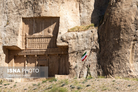 عکس | تصاویری از بزرگداشت سالگرد سفر رهبر شهید انقلاب به استان فارس در تخت جمشید