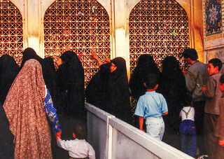 واکاوی سنت توسل در بارگاه منور رضوی بر اساس اسناد ۱۷۰ساله / دست در حلقه این پنجره فولادیم