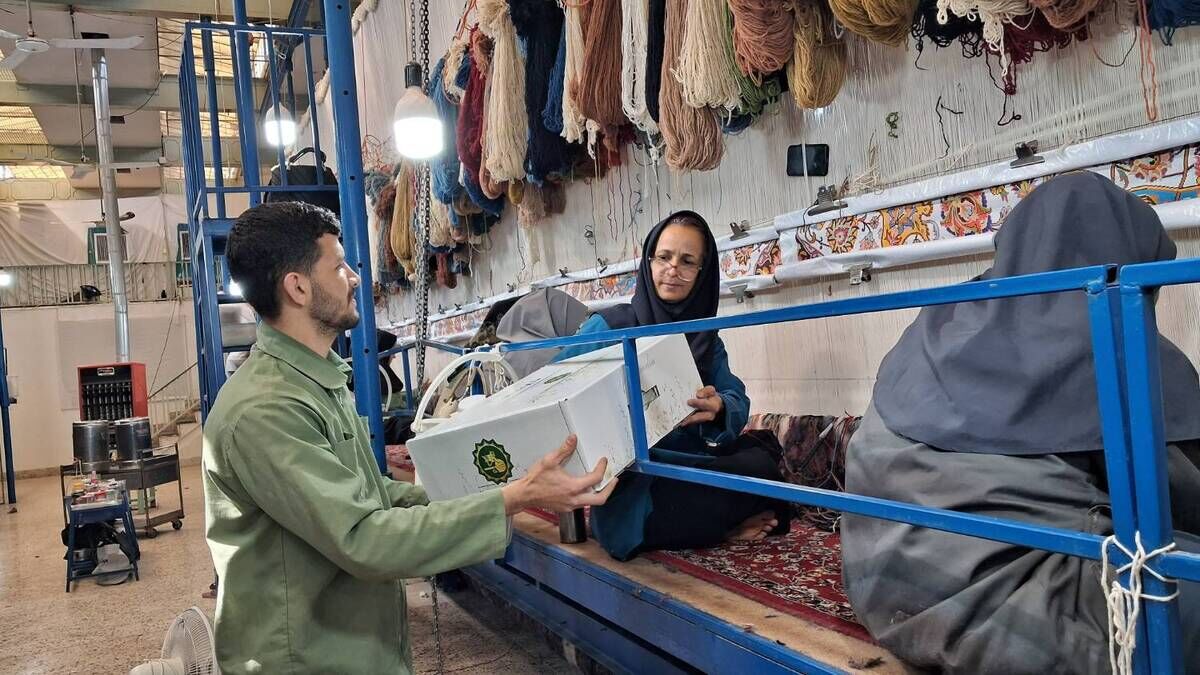 برگزاری جشن میلاد امام رضا(ع) در کارگاه‌های قالیبافی شرکت فرش آستان قدس رضوی