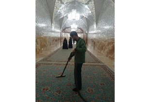 صدای پای اخلاص در دارالحجه؛ روایت خادمیار ۱۹ ساله‌ای که دلش را در حرم جارو می‌کند